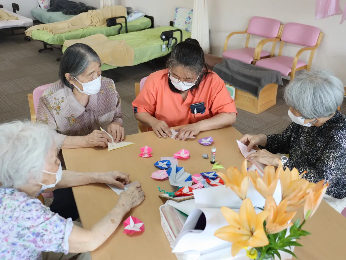 利用者様の創作活動を支援するゆあみ茶屋の職員